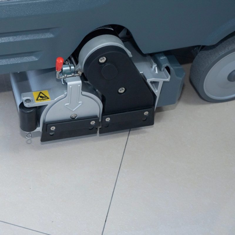 KH-G650 Ride-On Sweeper And Scrubber | Cylindrical Brush, 1000mm Squeegee & 4000㎡/H for Warehouses